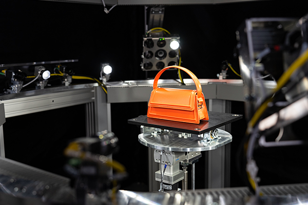 3D scanning a handbag with 3D Commerce by Quad